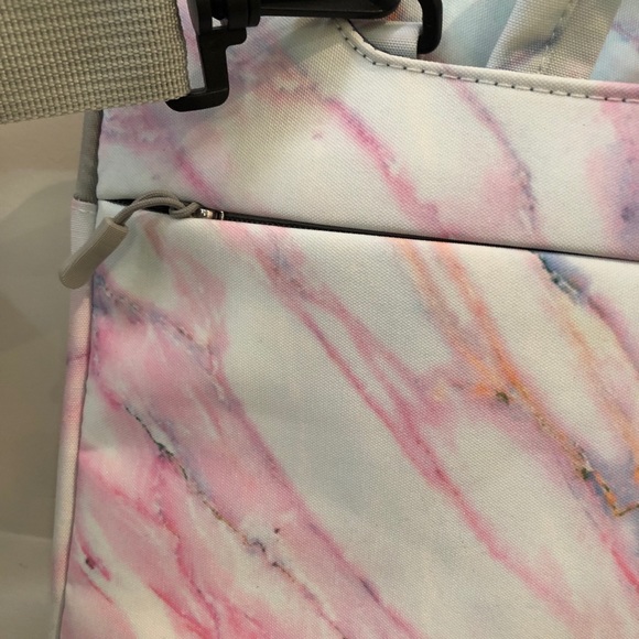 Laptop bag in white and pink marble print - Picture 2 of 8